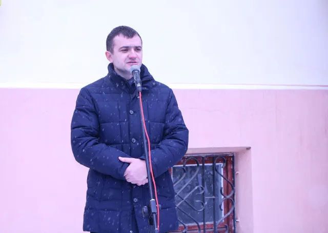 На фасаді громадської приймальні Хмельницької міської ради освятили меморіальну дошку Євгену Коновальцю — фото 1