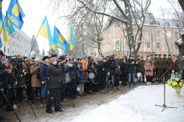 На фасаді громадської приймальні Хмельницької міської ради освятили меморіальну дошку Євгену Коновальцю — фото 3