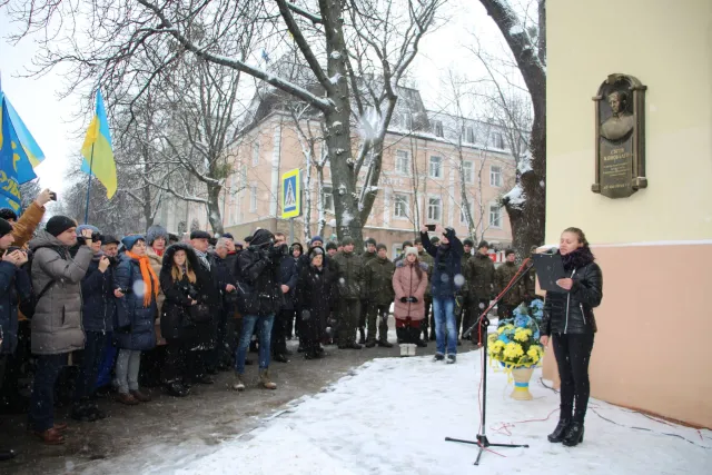 На фасаді громадської приймальні Хмельницької міської ради освятили меморіальну дошку Євгену Коновальцю — фото 7