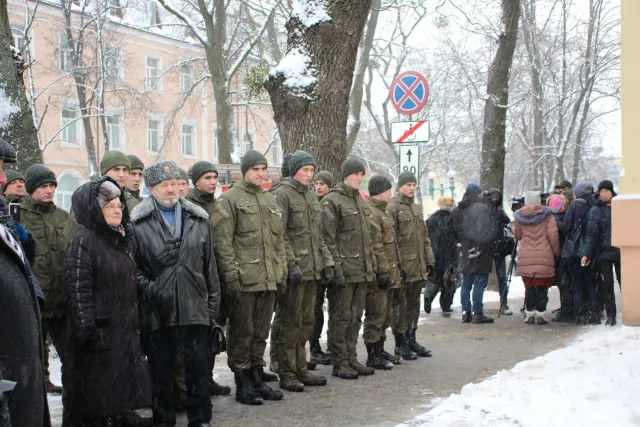 На фасаді громадської приймальні Хмельницької міської ради освятили меморіальну дошку Євгену Коновальцю — фото 9