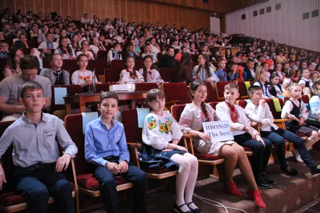 Учні школи №12 стали переможцями другого півфіналу міського брейн-рингу «Моя позиція» — фото 1