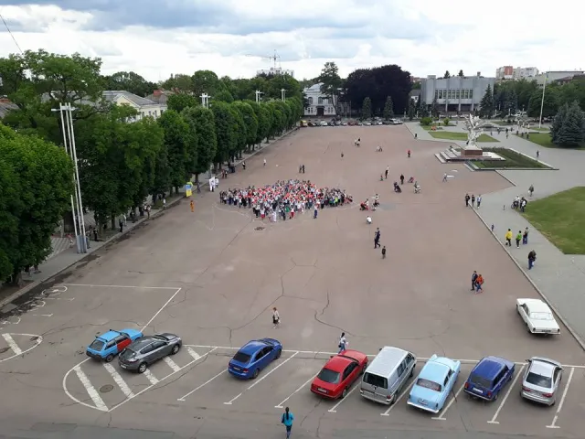 З нагоди Дня вишиванки хмельничани відтворили подільський орнамент — фото 1
