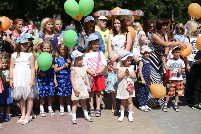 З нагоди Міжнародного Дня захисту дітей у Хмельницькому влаштували парад близнят — фото 1