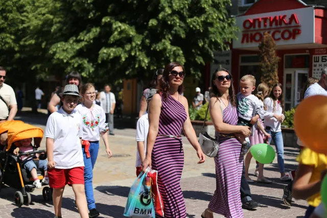 З нагоди Міжнародного Дня захисту дітей у Хмельницькому влаштували парад близнят — фото 2