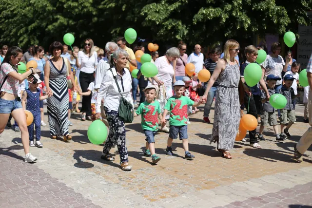 З нагоди Міжнародного Дня захисту дітей у Хмельницькому влаштували парад близнят — фото 3