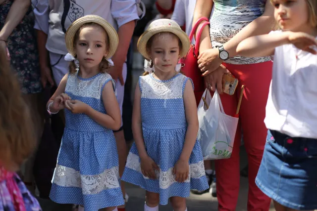 З нагоди Міжнародного Дня захисту дітей у Хмельницькому влаштували парад близнят — фото 6