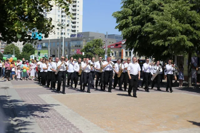 З нагоди Міжнародного Дня захисту дітей у Хмельницькому влаштували парад близнят — фото 8