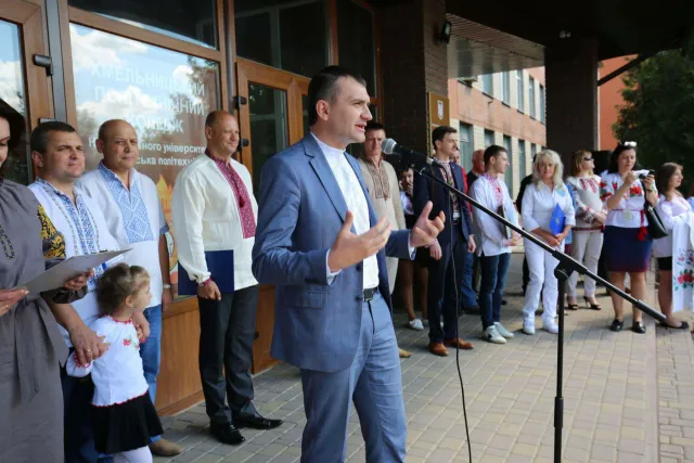 Хмельницькі школярі та студенти у вишиванках утворили величезний тризуб, який потрапив до Книги рекордів України — фото 2