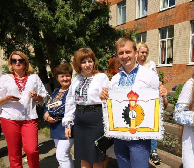 Хмельницькі школярі та студенти у вишиванках утворили величезний тризуб, який потрапив до Книги рекордів України — фото 3