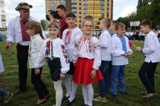 Хмельницькі школярі та студенти у вишиванках утворили величезний тризуб, який потрапив до Книги рекордів України — фото 4