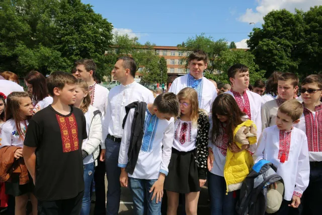 Хмельницькі школярі та студенти у вишиванках утворили величезний тризуб, який потрапив до Книги рекордів України — фото 6