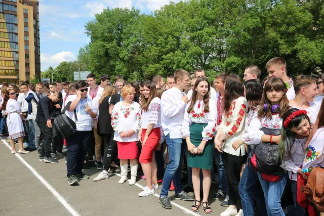Хмельницькі школярі та студенти у вишиванках утворили величезний тризуб, який потрапив до Книги рекордів України — фото 7