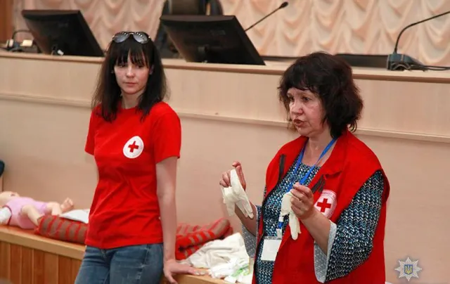 Хмельницьких поліцейських навчають, як правильно надавати екстрену домедичну допомогу — фото 1