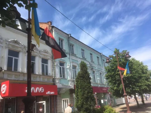 На вулиці Проскурівській замайоріли червоно-чорні та жовто-блакитні прапори — фото 1