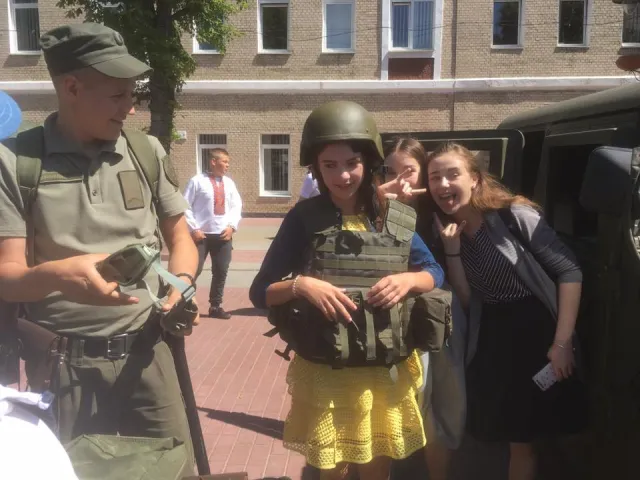 На вулиці Проскурівській демонструють військову техніку: хмельничани можуть приміряти бронежилети і каски — фото 4