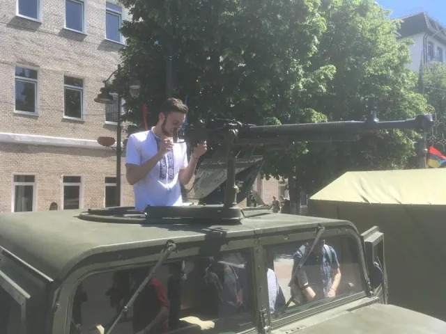На вулиці Проскурівській демонструють військову техніку: хмельничани можуть приміряти бронежилети і каски — фото 5