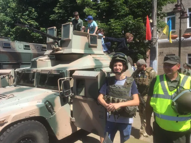На вулиці Проскурівській демонструють військову техніку: хмельничани можуть приміряти бронежилети і каски — фото 6