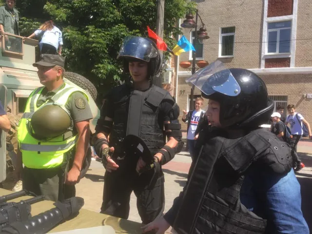 На вулиці Проскурівській демонструють військову техніку: хмельничани можуть приміряти бронежилети і каски — фото 8