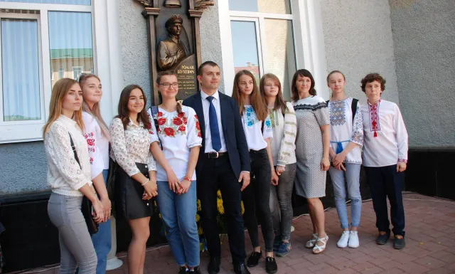 На фасаді кінотеатру ім. Шевченка відкрили пам'ятну дошку Роману Шухевичу — фото 1