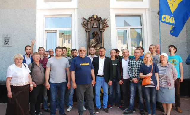 На фасаді кінотеатру ім. Шевченка відкрили пам'ятну дошку Роману Шухевичу — фото 3