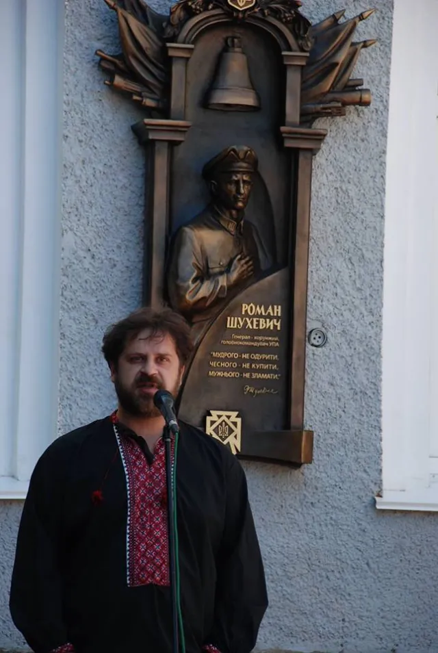 На фасаді кінотеатру ім. Шевченка відкрили пам'ятну дошку Роману Шухевичу — фото 4
