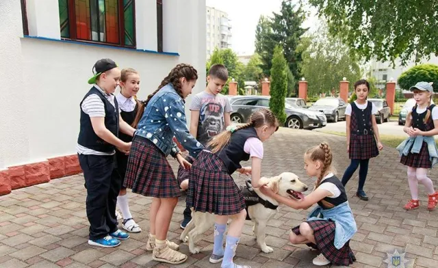 Маленькі хмельничани познайомилися з чотирилапими помічниками поліцейських — фото 2