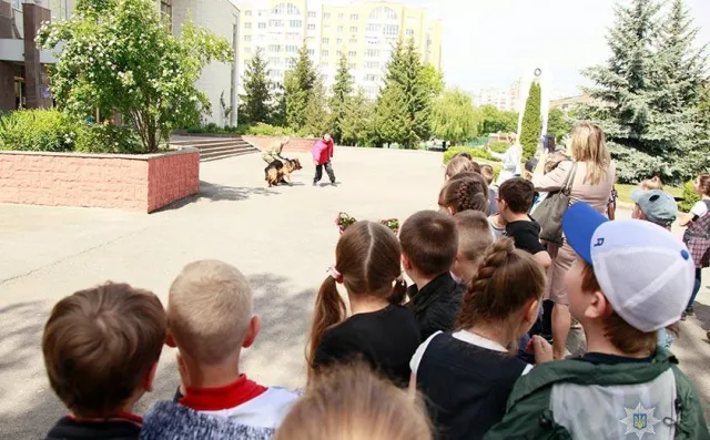 Маленькі хмельничани познайомилися з чотирилапими помічниками поліцейських — фото 6