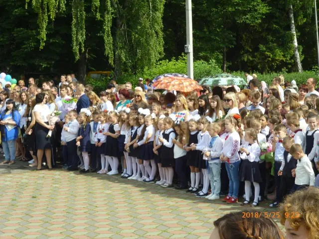 Для 1550 хмельницьких випускників пролунав останній дзвоник — фото 1