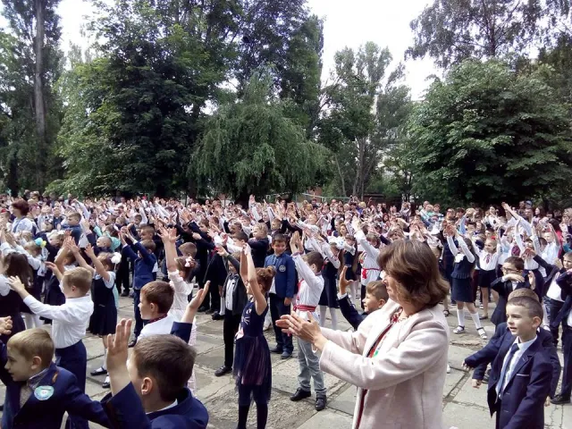 Для 1550 хмельницьких випускників пролунав останній дзвоник — фото 6
