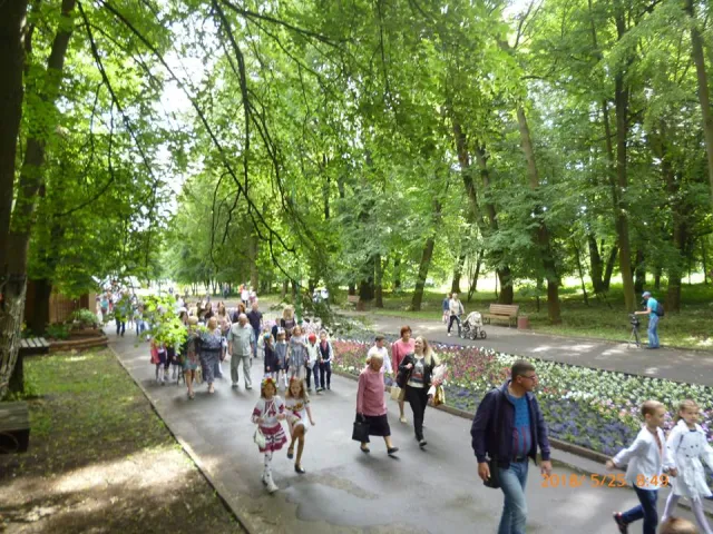 Для 1550 хмельницьких випускників пролунав останній дзвоник — фото 2