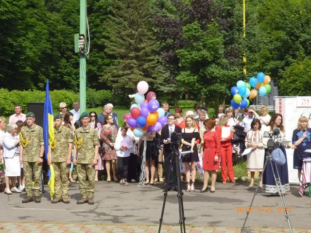 Для 1550 хмельницьких випускників пролунав останній дзвоник — фото 3