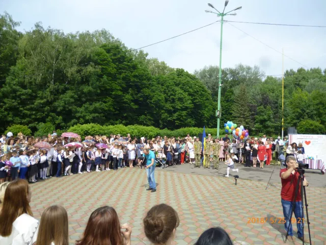 Для 1550 хмельницьких випускників пролунав останній дзвоник — фото 4