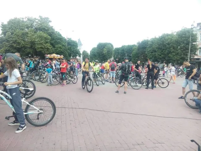 У Хмельницькому відбувся масовий велопробіг центральними вулицями міста — фото 1