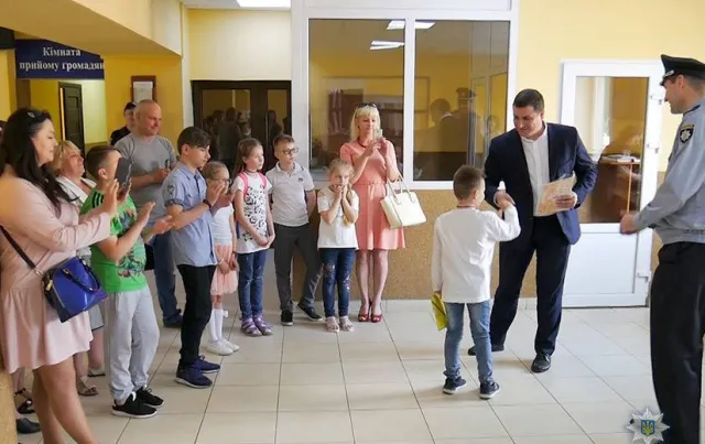 У Хмельницькому нагородили переможців конкурсу малюнку «Дільничий офіцер поліції очима дітей» — фото 1