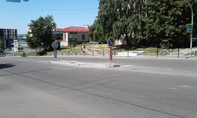 На вулиці Свободи облаштовують острівці безпеки — фото 1