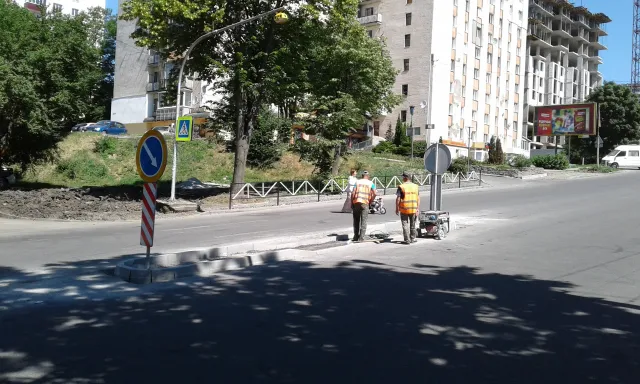 На вулиці Свободи облаштовують острівці безпеки — фото 2
