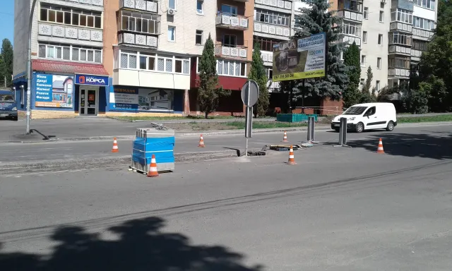 На вулиці Свободи облаштовують острівці безпеки — фото 4