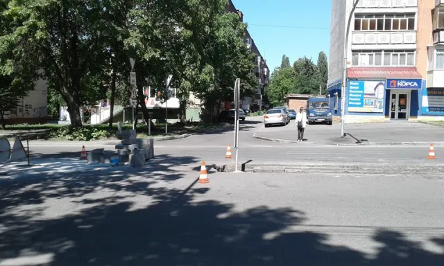 На вулиці Свободи облаштовують острівці безпеки — фото 5