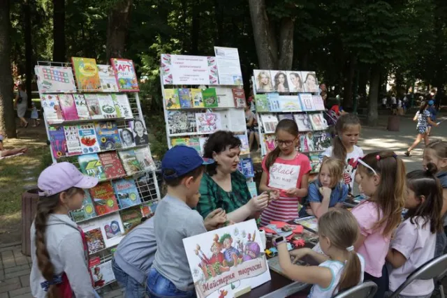 Хмельничан запрошують на літературне читання до скверу ім. Шевченка — фото 6