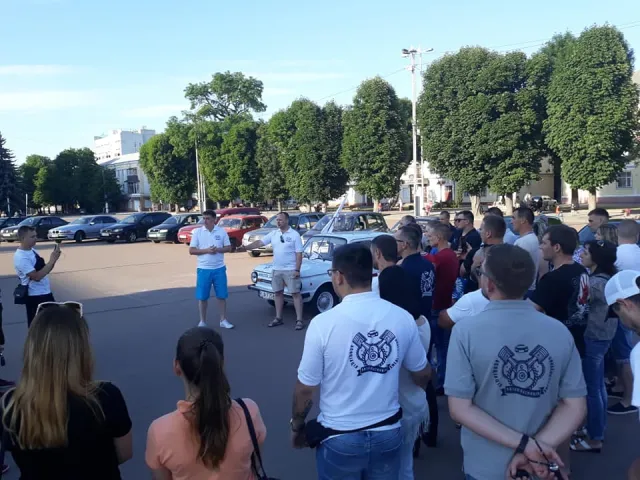 «Микола Запорожець» та поліція: у Хмельницькому влаштували акцію на підтримку доступного розмитнення автомобілів — фото 2