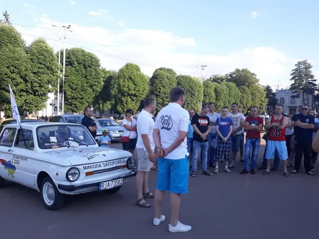 «Микола Запорожець» та поліція: у Хмельницькому влаштували акцію на підтримку доступного розмитнення автомобілів — фото 3