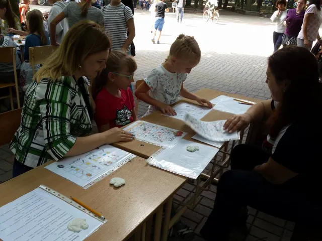 Малюнки кавою, квести та туризм: у сквері ім. Шевченка розгорнувся літній табір — фото 2
