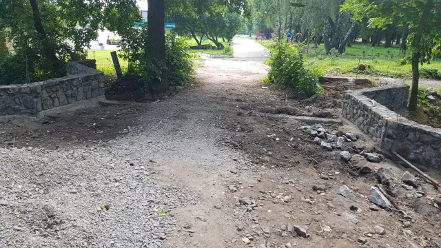 У парку ім. Чекмана облаштовують новий пішохідний міст — фото 2
