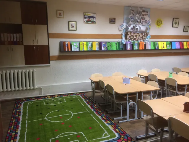 Одномісні парти, мультимедійні комплекти та магнітні дошки: що придбають для хмельницьких першокласників — фото 1