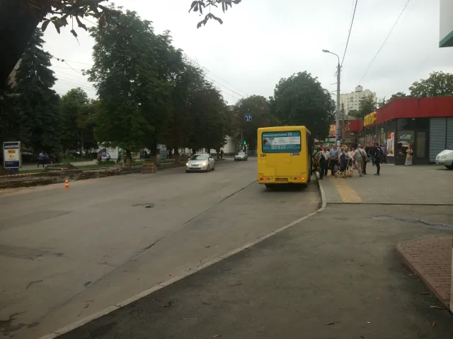 На вулиці Подільській продовжують облаштовувати заїзну «кишеню» — фото 1