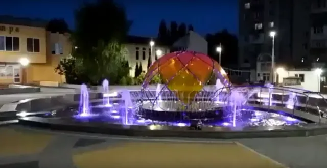 На Площі Свободи відкрили «Фонтан закоханих» — фото 11