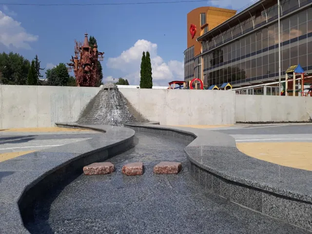 На Площі Свободи відкрили «Фонтан закоханих» — фото 1