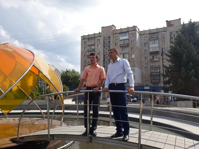 На Площі Свободи відкрили «Фонтан закоханих» — фото 10