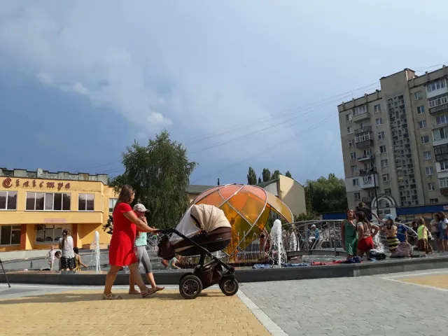 На Площі Свободи відкрили «Фонтан закоханих» — фото 3