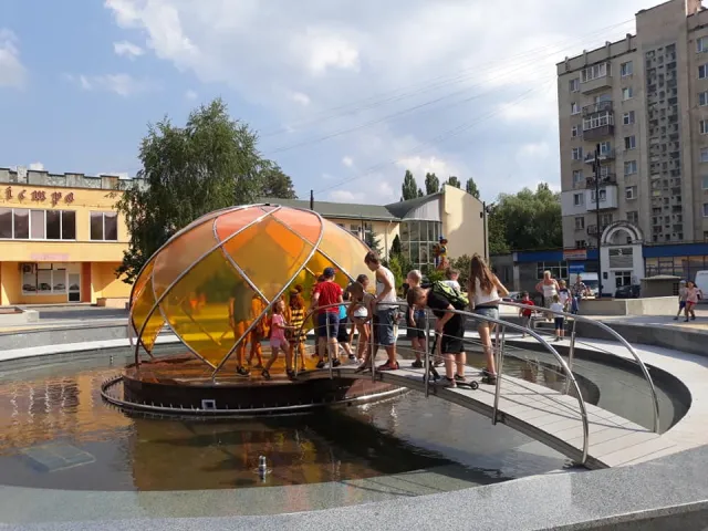 На Площі Свободи відкрили «Фонтан закоханих» — фото 5